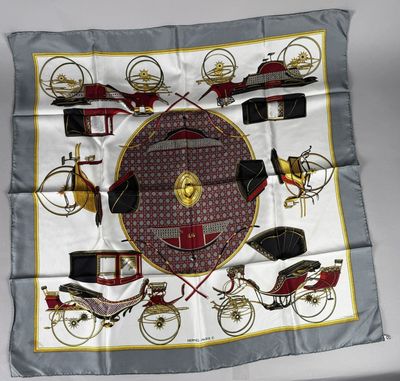 une photo d'un foulard en soie orné d'un motif représentant un cheval et une calèche