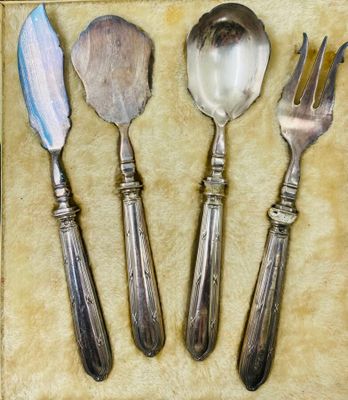 Service à bonbons de 4 pièces ; les manches en argent fourré…