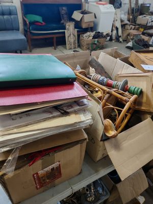 une pile de boîtes et d'autres objets dans une pièce