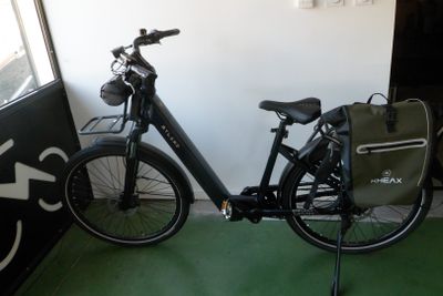un vélo garé à côté d'un porte-vélos