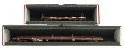 une boîte avec un train dedans et une boîte avec un train dedans