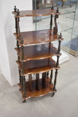 une étagère en bois surmontée d'une vitrine en verre