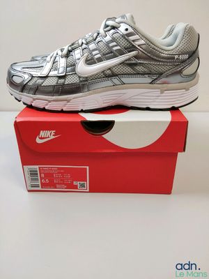 La Nike Air Max se trouve dans une boîte posée sur une table