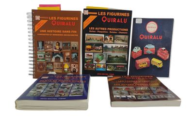 plusieurs livres sont empilés sur une surface blanche