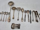 beaucoup de cuillères en argent et de cuillères sur la table