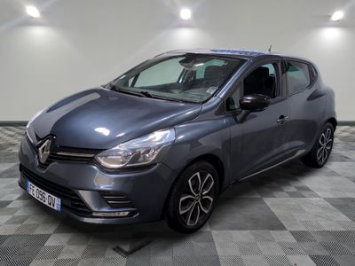 une voiture grise garée sur le sol en damier d'un garage