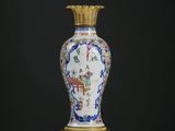 un vase posé sur une table à fond noir