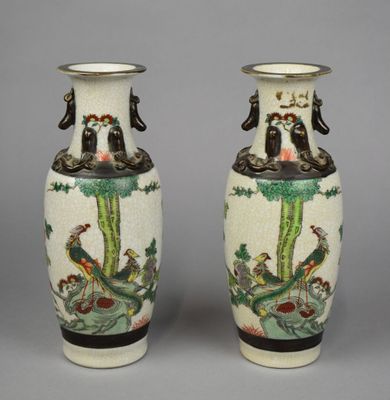 CHINE XXe siècle - Paire de VASES balustre en porcelaine à d…