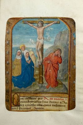 un vieux livre sur lequel figure une peinture représentant Jésus sur la croix