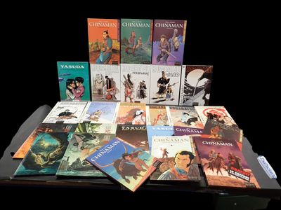 de nombreux livres posés sur une table, sur fond noir