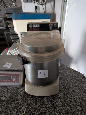 un mixeur posé sur le comptoir d'une cuisine