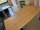 une table en bois au milieu d'une pièce, entourée de chaises bleues