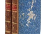 deux livres posés l'un sur l'autre sur une surface blanche
