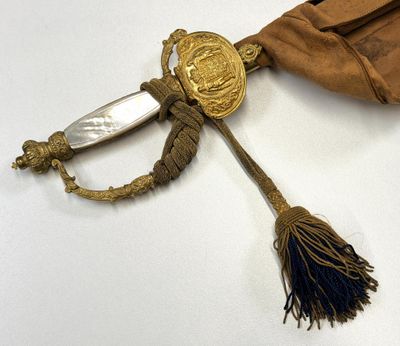 un pompon doré et bleu orné d'un médaillon doré