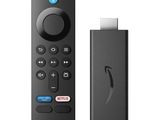 un gros plan d'une télécommande à côté d'une Fire TV Stick
