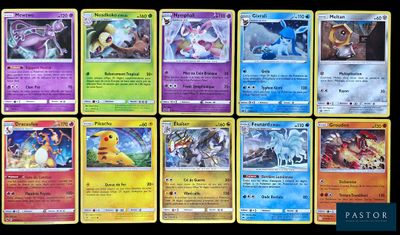 On voit un tas de cartes Pokémon posées sur une table.