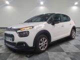 une citrole blanche garee sur un plancher en damier dans un garage
