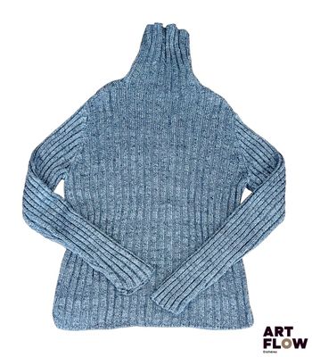 Le pull est bleu et présente un motif côtelé.