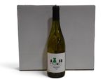 la bouteille de vin est à côté de la boîte sur la table