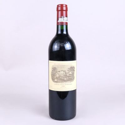 bouteille de vin rouge avec bouchon rouge sur fond blanc
