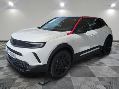 un 4x4 blanc garé dans une pièce au sol en damier