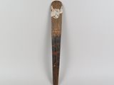 une vieille batte de baseball avec un manche en bois sur fond blanc