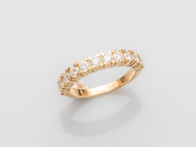 une bague en or jaune avec des diamants sur fond blanc