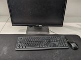 un clavier et une souris posés sur un bureau, à côté d'un écran