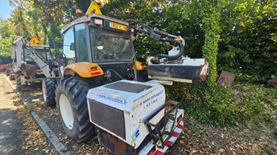 un tracteur garé sur le bord de la route