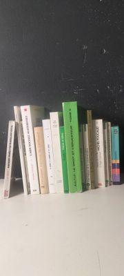 beaucoup de livres sur une étagère