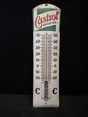 un thermomètre en métal muni d'un thermomètre