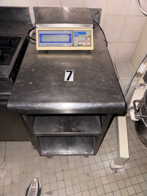 une photo d'une cuisine avec une balance posée sur le plan de travail