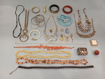 de nombreux colliers et bracelets différents disposés sur une table