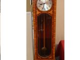 une horloge de parquet qui se trouve dans un coin de la pièce