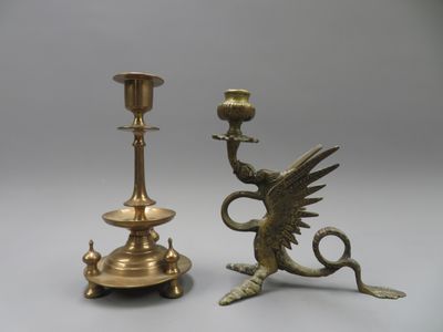 Deux bougeoirs dont un à décor d'un dragon, l'autre avec des…