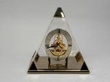 une horloge posée sur un socle en verre