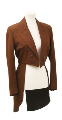 une veste marron sur le torse d'un mannequin blanc