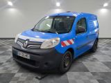 la camionnette bleue est garée sur un sol en damier dans le garage
