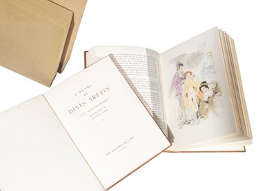 deux livres ouverts posés l'un à côté de l'autre sur une table