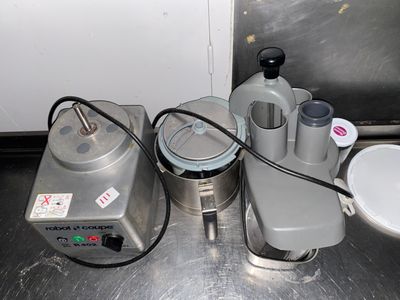 un blender et un mixeur posés sur un comptoir