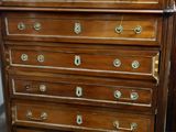 Plusieurs meubles sont exposés dans une pièce