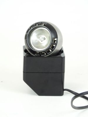 une lampe à lumière noire placée au-dessus d'une boîte noire