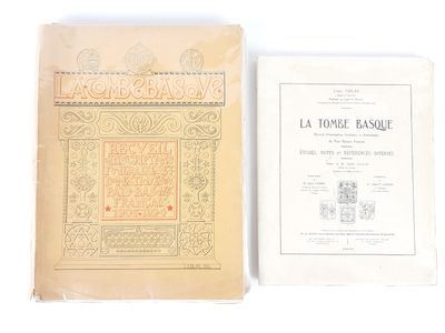 deux livres posés sur une table blanche, sur fond blanc, avec une couverture jaune