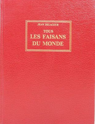 un livre rouge avec des lettres dorées sur la couverture
