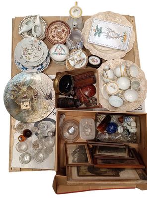 une boîte remplie d'objets assortis posée sur une table