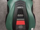 une machine verte et noire posée par terre