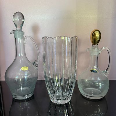 Lot de cristallerie 1 vase Hauteur 25 cm et 2 carafes avec b…