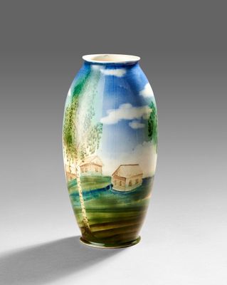un vase avec un tableau posé sur une table