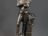statue en bronze représentant un homme avec un chien, posée sur un socle en marbre