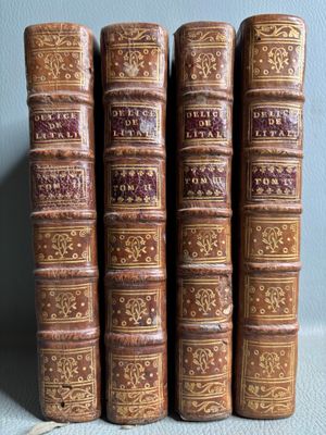 un lot de cinq vieux livres posés sur une table